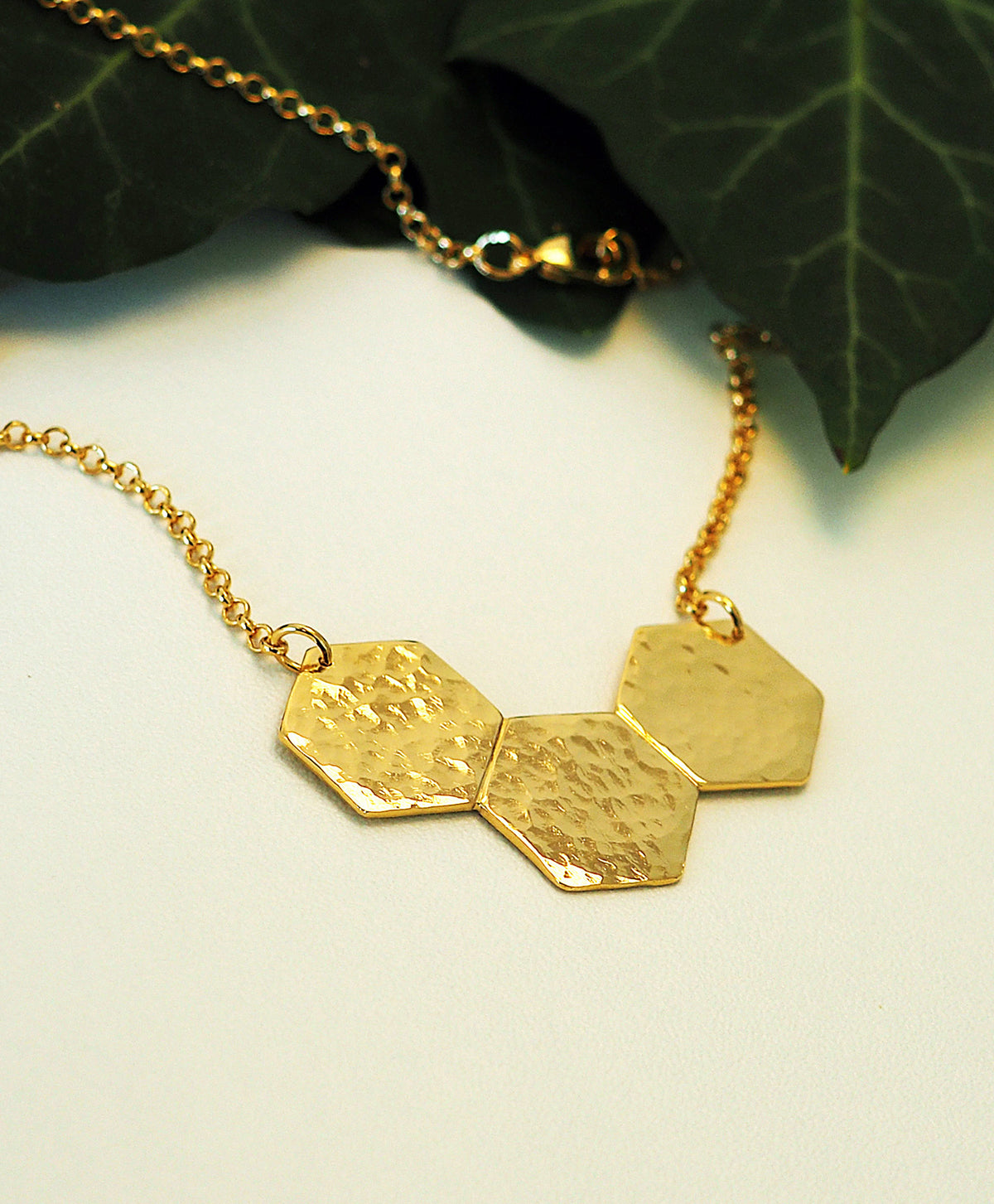 COLLIER HEZE