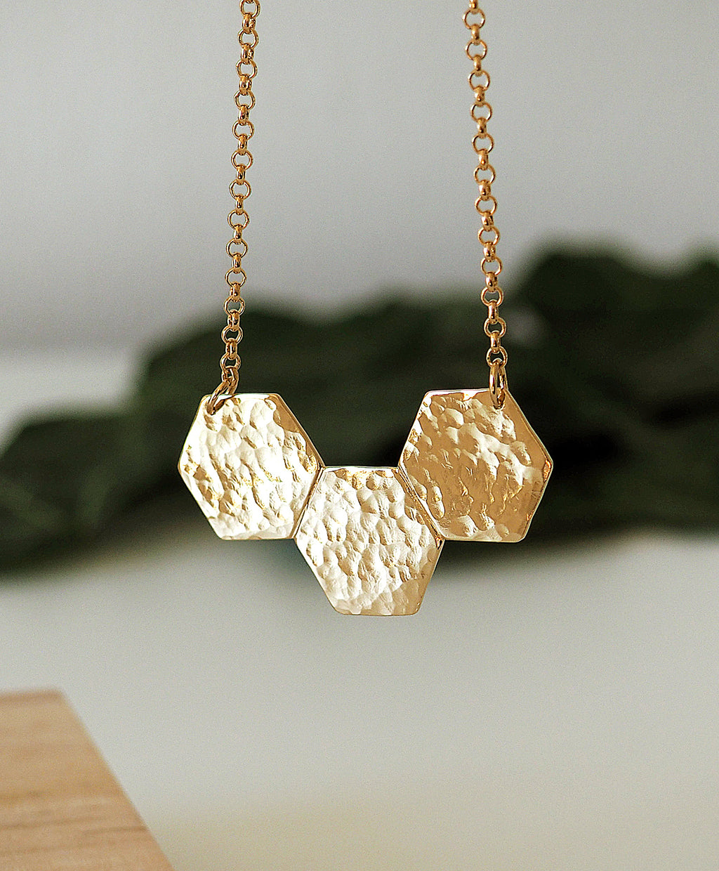 COLLIER HEZE