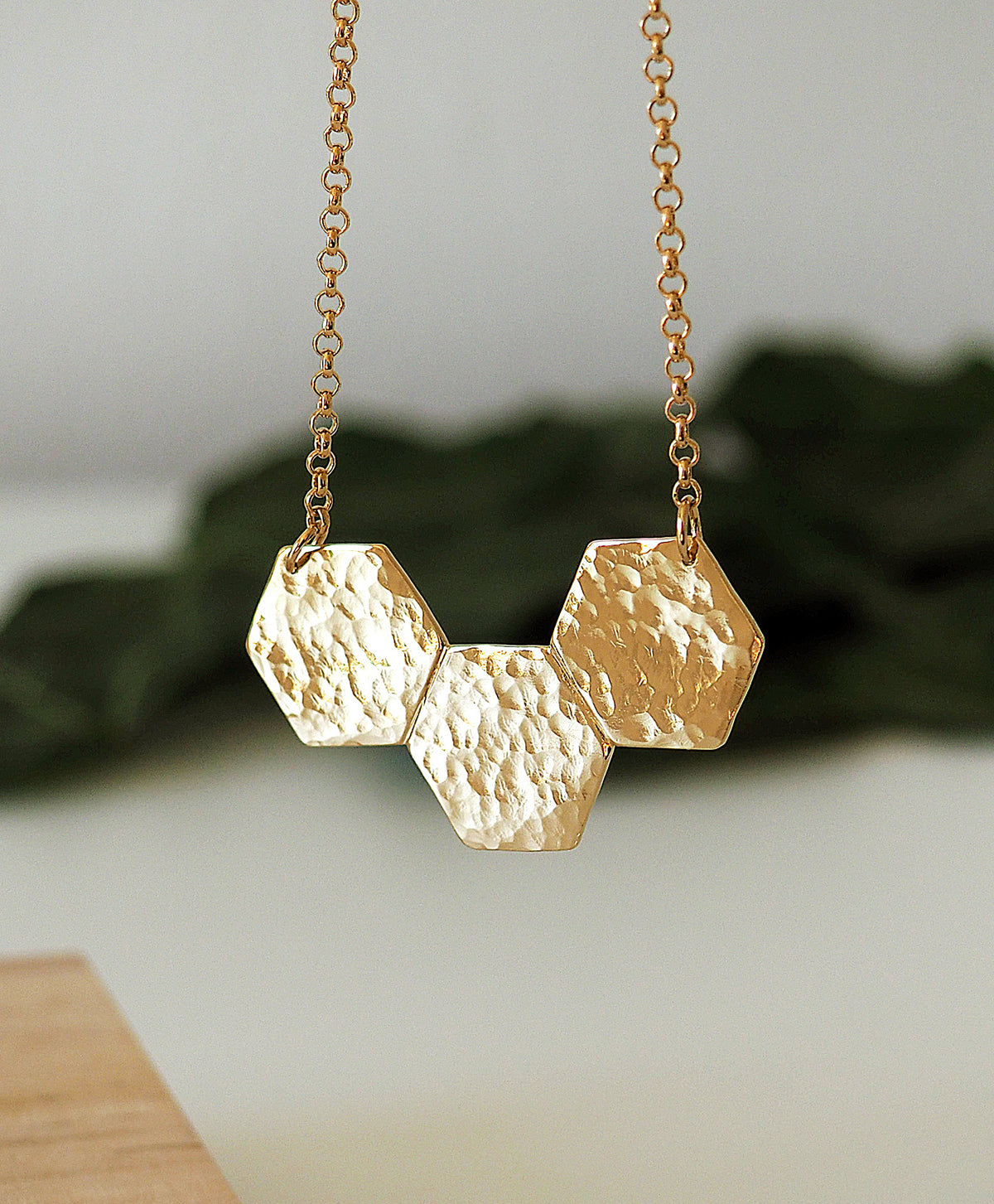 COLLIER HEZE