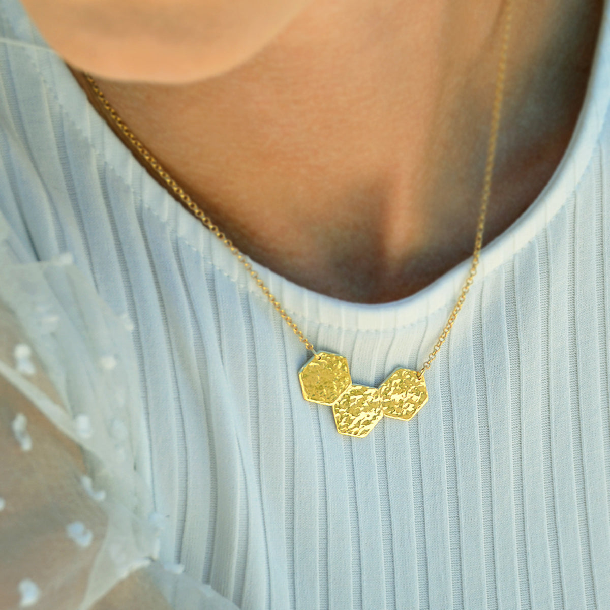 COLLIER HEZE